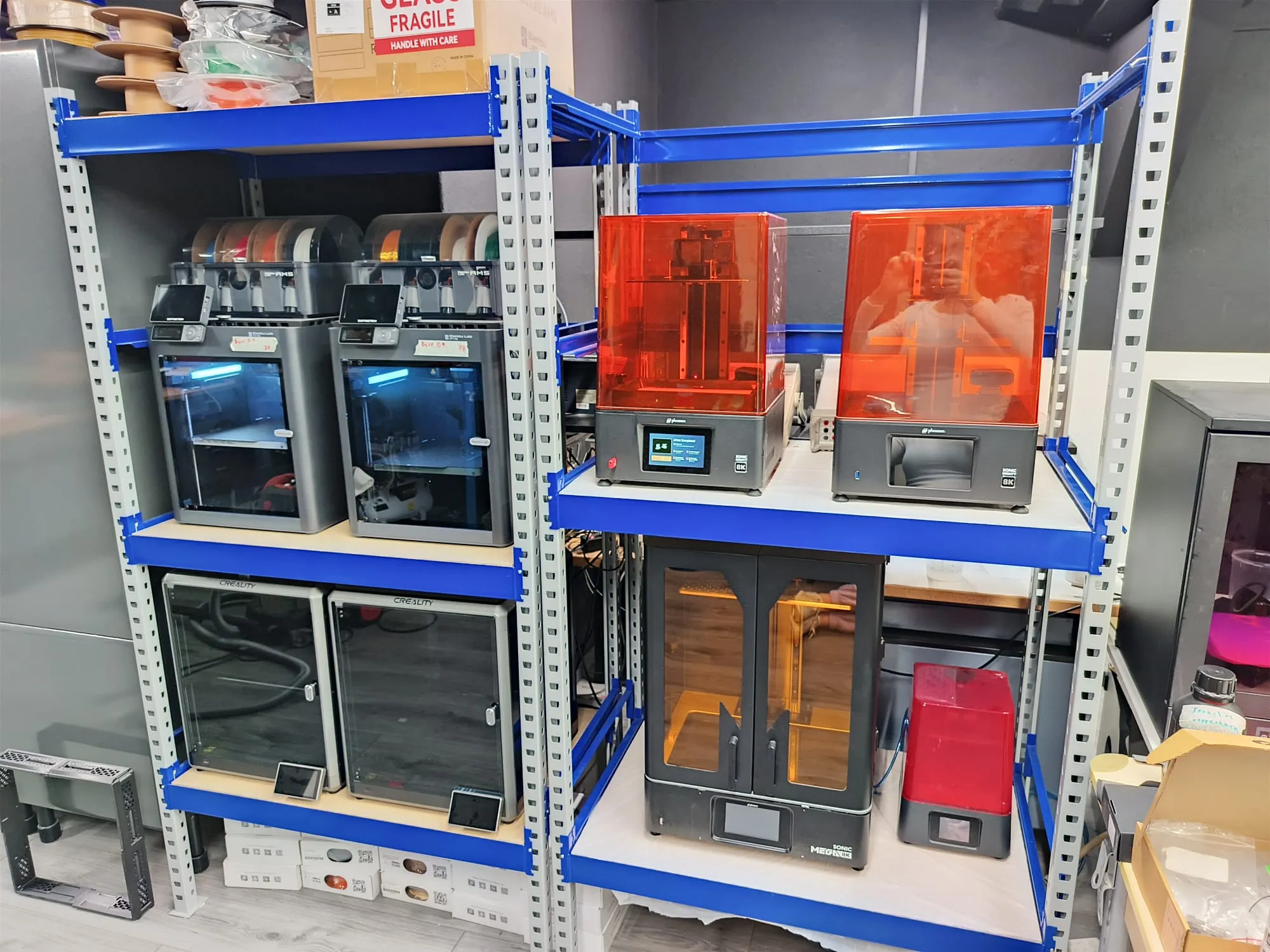 Mehrere 3D-Drucker nebeneinander